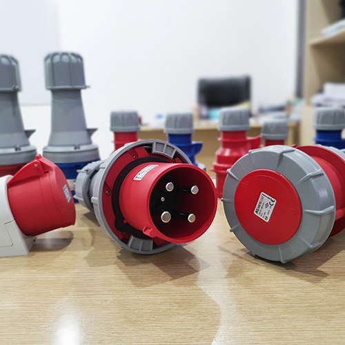 Ổ cắm và Phích cắm công nghiệp IEC